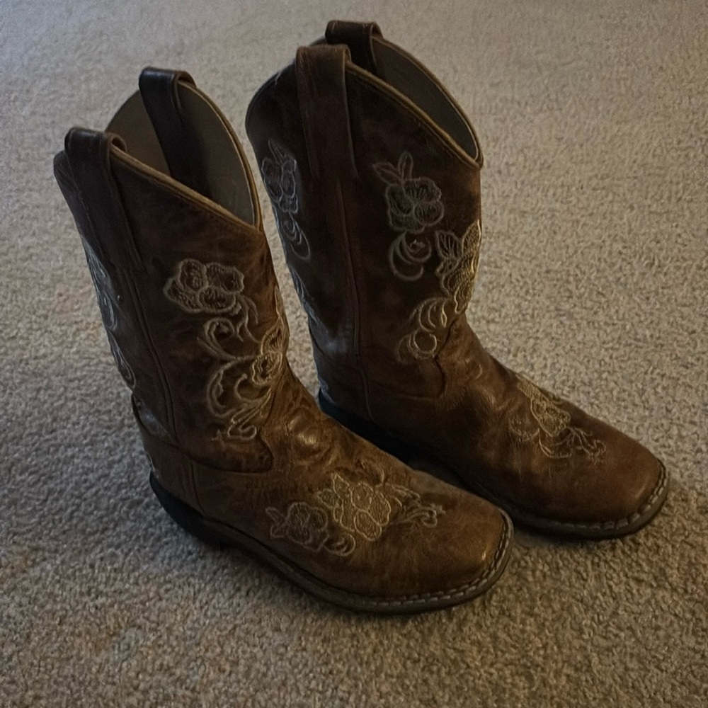 Cute little girls boots! Fairly new but broken in. Loved these boots!